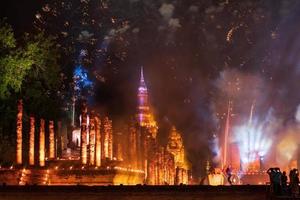 fuochi d'artificio colorati con il vecchio tempio di Sukhothai di notte. foto