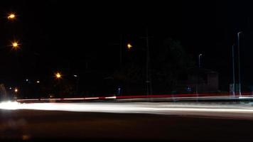 luce astratta dei fari delle auto su strada contro l'oscurità. foto