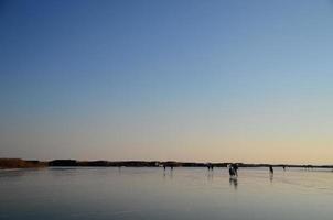 pattinaggio su ghiaccio sul lago ghiacciato foto