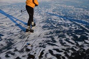 uomo di hockey sul lago ghiacciato foto