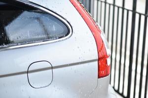 spruzzare acqua per pulire i fanali posteriori dell'auto. foto