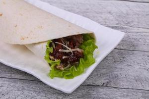 tortilla con tonno, insalata e pomodori secchi foto