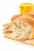 pane fresco su bianco