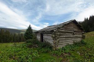 vecchia casa di legno in montagna, casa nella foresta foto