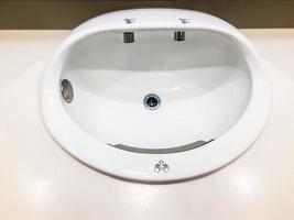 lavabo automatico può essere utilizzato soffiatori di vento e sapone in bagno in un moderno aeroporto internazionale per il servizio di tutti i passeggeri. foto