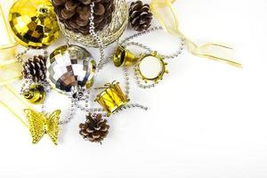 decorazioni natalizie d'oro e d'argento su sfondo bianco intrecciato. vista dall'alto foto