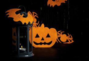 sfondo di halloween con ragno, pipistrelli, zucche e lanterna. sfondo di festa di halloween. foto