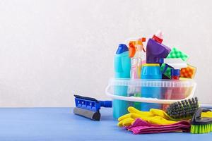 concetto di servizio di pulizia. set di pulizia colorato per diverse superfici in cucina, bagno e altre stanze. foto