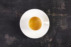 tazza di caffè espresso. bevanda calda caffè su sfondo scuro foto