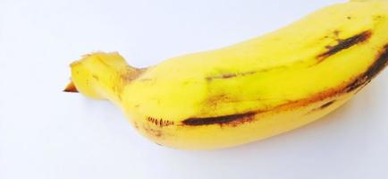 un frutto di banana maturo giallo isolato su sfondo grigio. adatto per poster, sfondo, pubblicità, azienda agricola e industria, ecc. foto