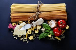 ingredienti italiani - pasta, verdure, spezie, formaggio