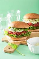 barbabietola vegana e hamburger di quinoa con salsa di avocado