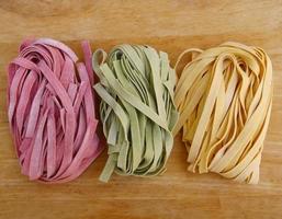 fettuccine di pasta colorata