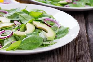 insalata verde biologica di avacado e spinaci con cipolla rossa