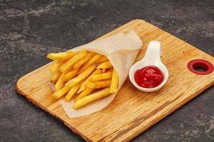 patatine fritte con salsa di pomodoro