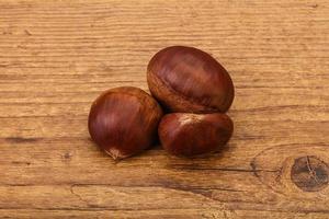 mucchio naturale di castagne biologiche foto