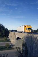 camion che attraversa il ponte foto