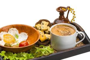 colazione con caffè, uova e formaggio foto