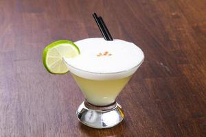 pina colada cocktail al cocco servito lime foto