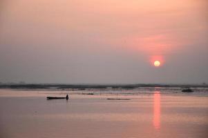 tramonto nel lago, Thailandia foto