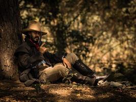 un anziano cowboy sedeva con una pistola a guardia della sicurezza del campo nell'area occidentale foto