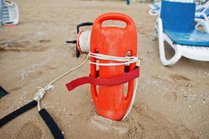 salvavita sulla spiaggia soleggiata sul Mar Nero in bulgaria. vacanze estive viaggio vacanze. foto