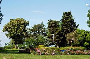 parco verde con panchine nella città di nesebar. foto