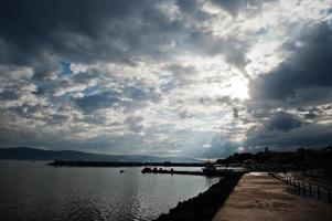 alba sulla costa di nessebar, bulgaria. foto