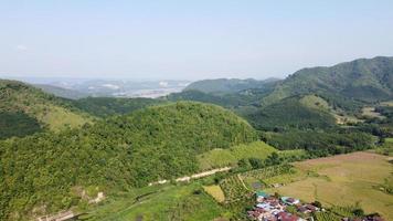 vista dall'alto del villaggio, campi e boschi vicino al villaggio foto