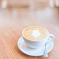 tazza di caffè calda sul tavolo di legno. foto