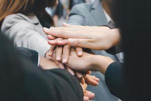 concetto di lavoro di squadra di successo, squadra di uomini d'affari che unisce le mani al di fuori dello sfondo della città dell'ufficio. foto