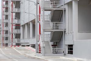 vista laterale sulla passerella esterna e scale di uscita di emergenza sul parcheggio foto