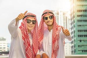 la squadra araba dell'uomo d'affari del Medio Oriente che dà il pollice in su come segno del concetto di lavoro di squadra di affari di successo. foto