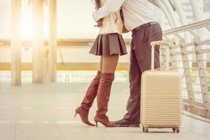 uomo d'affari e donna d'affari viaggiatore con bagagli sullo sfondo della città, uomini d'affari pendolari che camminano concetto di vita di città. foto