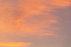 bella alba al tramonto con nuvole di cielo con luce drammatica per lo sfondo foto