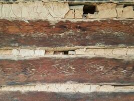 vecchio muro di argilla o adobe marrone e legno foto