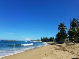 acqua dell'oceano e onde con sabbia sulla spiaggia di isabela, porto rico foto