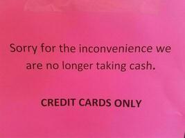 rosa ci scusiamo per il disagio non prendiamo più contanti solo carte di credito segno foto