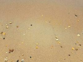 sabbia con onde e rocce foto