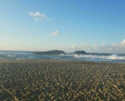 sabbia e onde in spiaggia a isabela, porto rico con croce foto