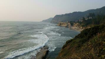 spiaggia e acqua dell'oceano con le onde a newport, oregon foto