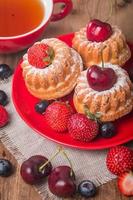 Muffin fatti in casa con frutti di bosco freschi foto