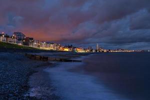 tramonto sulla costa di le havre in normandia, francia. chiesa di s. Giuseppe si vede sullo sfondo foto