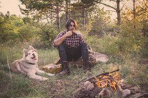 giovane viaggiatore maschio con cane husky foto