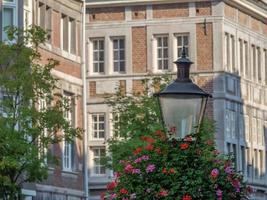 la città di Maastricht sul fiume Maas nei Paesi Bassi foto