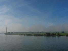 il fiume Reno vicino a Wesel al mattino foto
