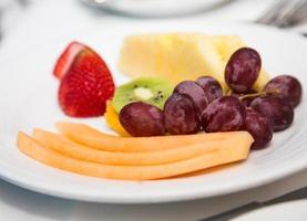 piatto di frutta a fette con uva foto