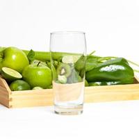 verdure verdi fresche e bicchiere foto