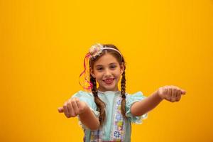 bambino in abiti tipici della famosa festa brasiliana chiamata festa junina nella celebrazione di sao joao. bella ragazza su sfondo giallo. foto