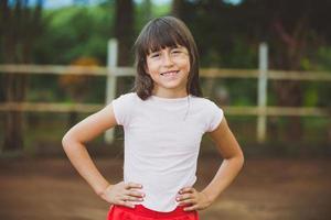 ritratto di bella ragazza sorridente in fattoria. ragazza alla fattoria in un giorno d'estate. attività di giardinaggio. ragazza brasiliana. foto